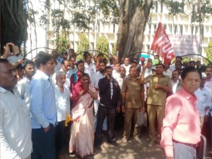 Apply pay scale to gram panchayat employees, employees protest in front of Satara Zilla Parishad | ग्रामपंचायत कर्मचाऱ्यांना वेतनश्रेणी लागू करा, सातारा जिल्हा परिषदेसमोर कर्मचाऱ्यांची निदर्शने 