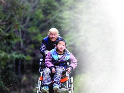 This grandmother runs 24 km daily | या आजी चालतात रोज २४ किमी