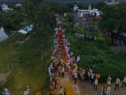 pune news 77-year-old priest pulls 12 chariots during traditional Dussehra | पारंपरिक दसऱ्यामध्ये ७७ वर्षीय पुजाऱ्याने ओढल्या १२ मानाच्या गाड्या