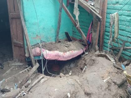 Grandfather and grandson died after falling off the roof | पाचोरा तालुक्यातील नांद्रा येथे घराचे छत कोसळून आजी व नातवाचा मृत्यू