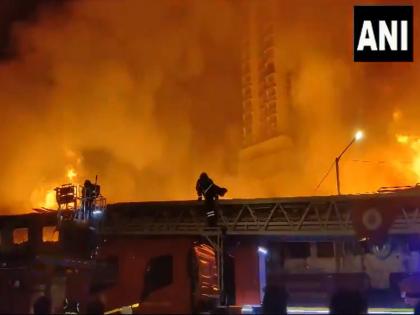 Massive fire breaks out at a timber warehouse in Mumbai's Grant Road area; There is only excitement in the area | मुंबईतील ग्रँट रोड परिसरात लाकडाच्या गोदामाला भीषण आग; परिसरात एकच खळबळ 