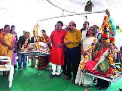 Public library for the flourishing of public library, citizenry for the growth of reading community in rural areas | सार्वजनिक वाचनालयाच्या भरभराटीकरिता ग्रंथतुला, ग्रामीण भागात वाचनसंस्कृतीच्या वाढीकरिता नागरिक सरसावले