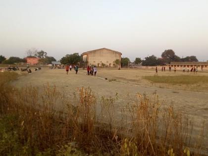 Players practice in grassful graund | खेळाडूंचा सराव गवत, झुडपांत