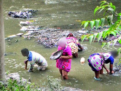 The 'stomach of gold' filled with stomach | ‘स्मशानातल्या सोन्या’वर ते भरताहेत पोटाची खळगी