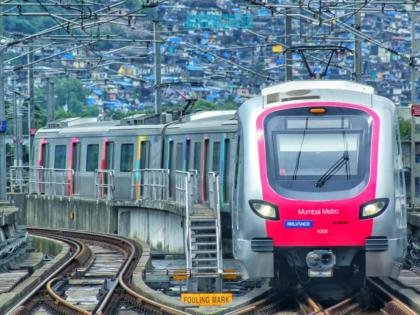 Greenery and sparkle under the pillars of the metro Order to remove banners posters | मेट्रोच्या खांबांखाली हिरवळ अन् झगमगाट; बॅनर्स, पोस्टर्स हटविण्याचे आदेश