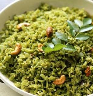 कधी पाहिलेत का हिरवे पोहे ? नेहमीपेक्षा वेगळी चव, खाके तो देखो - पाच मिनिटांत करा आणि चहासोबत खा