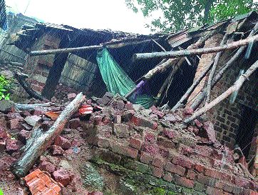 The tree falls on the city's pedestrian car in Poladpur | पोलादपूरमध्ये नगराध्यक्षाच्या गाडीवर पडले झाड