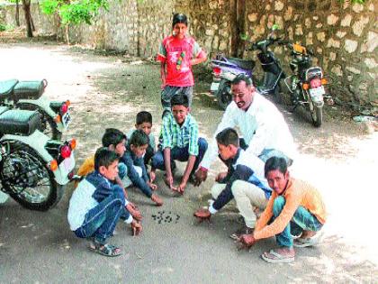 In the outdoor games are the periods of time behind the clock | मैदानी खेळ होतायेत काळाच्या पडद्याआड