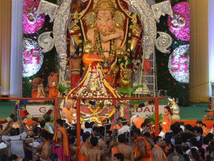 The masses in the GSB Ganesha idol of Matunga | माटुंग्यातील जीएसबी गणेशाच्या दर्शनाला लोटलेला जनसागर