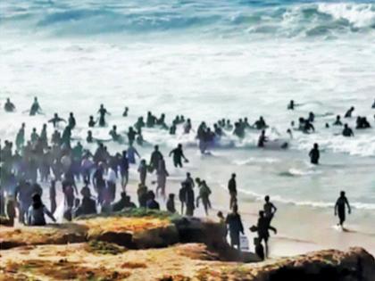 Hundreds of people went into the sea to get food | अन्न मिळविण्यासाठी शेकडो लोक उतरले समुद्रात