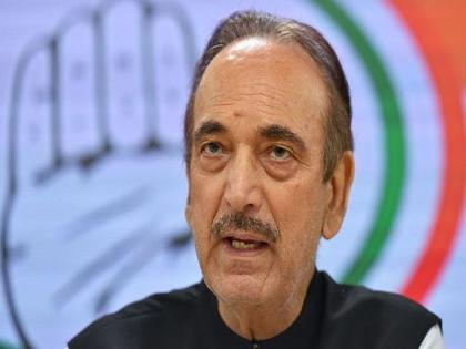 Government's 'red carpet' for Ghulam Nabi Azad | गुलाम नबी आझाद यांच्यासाठी सरकारचे ‘रेड कार्पेट’; कार्यक्रमस्थळी आझाद यांचे पाेस्टर्स