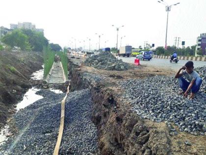 The work of gutter work in Kalamboli is incomplete | कळंबोलीत गटारांची कामे अपूर्णच