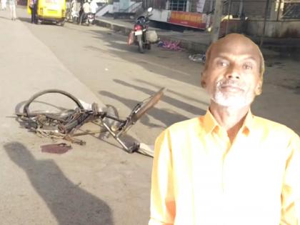 Hingoli: Bicycle smashed into pieces after being hit by an unknown vehicle, security guard dies on his way home | Hingoli: अज्ञात वाहनाच्या धडकेत सायकलचे झाले तुकडे, घरी परणाऱ्या सुरक्षारक्षकाचा मृत्यू Hingoli: Bicycle smashed into pieces after being hit by an unknown vehicle, security guard dies on his way home | Hingoli: अज्ञात वाहनाच्या धडकेत सायकलचे झाले तुकडे, घरी परणाऱ्या सुरक्षारक्षकाचा मृत्यू