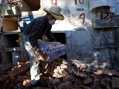 Place in world where dead body have to pay rent for remaining buried | असा देश जिथे कबरेत मृतदेह ठेवण्यासाठी द्यावं लागतं भाडं, भाडं नाही दिलं तर...