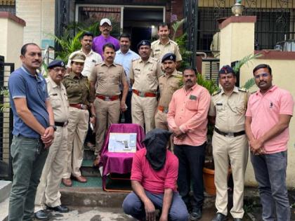 Shackles to the adamant criminals who fear village pistols Pundaliknagar police chase in rain | गावठी पिस्टलचा धाक दाखवणाऱ्या अट्टल गुन्हेगारास बेड्या; पुंडलिकनगर पोलिसांचा भर पावसात पाठलाग 