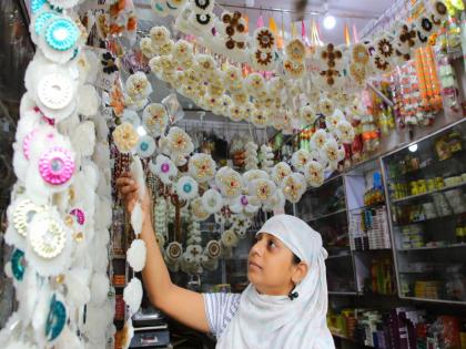 Crowds for shopping in the market on the occasion of Gudi Padva Demand for dry fruit bales with different colored bales | Gudhi Padwa: गुढीपाडव्यानिमित्त बाजारात खरेदीसाठी गर्दी; विविध रंगांच्या गाठींसह ड्रायफ्रूट गाठींना मागणी