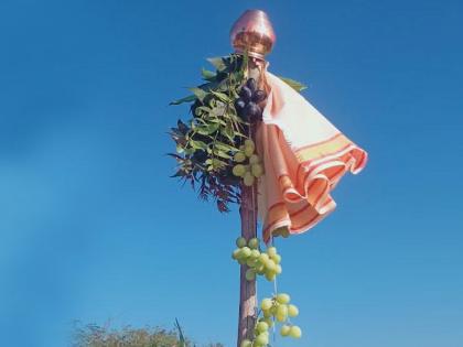 An Onion Grape Gudhi was set up by a farmer in Niphad taluka gudhi padwa | निफाड तालुक्यातील शेतकऱ्याने उभारली कांदे-द्राक्षाची गुढी