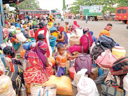 CoronaVirus Lockdown: Workers leave Devgad for their village | CoronaVirus Lockdown : देवगडातून मजूर आपल्या गावी रवाना