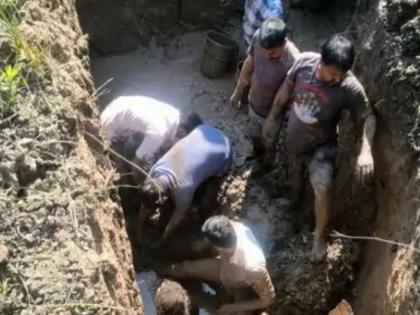 The student and the teacher fell into a 15 feet pit, then the soil fell from above, the student died. | विद्यार्थिनी आणि प्राध्यापिका १५ फूट खड्ड्यात उतरल्या, तेवढ्यात वरून कोसळली माती, विद्यार्थिनीचा मृत्यू