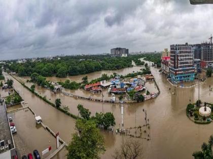 Gujarat floods: Death toll rises to 26, PM Modi dials CM;17800 rescued, more rain likely today as IMD issues 'red' alert  | गुजरातमध्ये पावसाचा हाहाकार! आतापर्यंत २६ जणांचा मृत्यू, १७८०० लोकांना सुरक्षितस्थळी हलवले