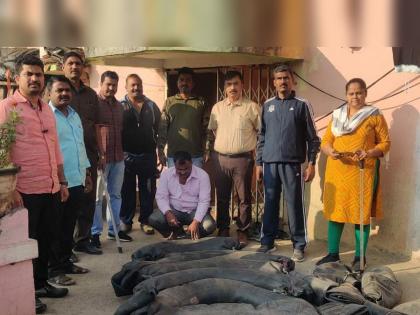 Big action Hand kilns in Bakshihipparga destroyed, stock of foreign liquor transported in cars seized | मोठी कारवाई! बक्षीहिप्परग्यातील हातभट्ट्या उध्वस्त, कारमधून वाहतूक होणारा विदेशी मद्यसाठा जप्त