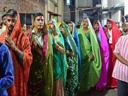 Men Performs Garba Dress Up As Women in Gujarat | महिलांप्रमाणे साडी नेसून पुरुष करतात गरबा; 200 वर्षे जुनी परंपरा, जाणून घ्या कारण...