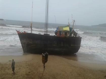 Due to heavy showers, the boats of Gujarat came on the banks of Ratnagiri | मुसळधार पावसामुळे गुजरातची भरकटलेली नौका आली रत्नागिरीच्या किनाऱ्यावर