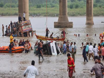 17 bodies recovered in Gujarat bridge accident so far, search for 3 still underway; 4 officials suspended | गुजरात पूल दुर्घटनेत आतापर्यंत १७ मृतदेह सापडले, ३ जणांचा शोध अजूनही सुरू; ४ अधिकारी निलंबित