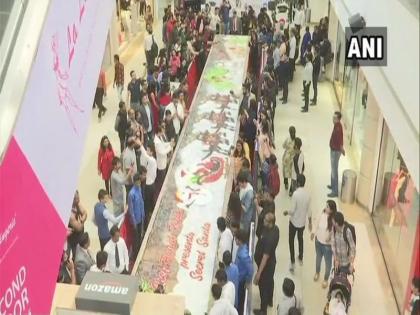 A Christmas plum cake weighing 750 kgs was unveiled at a mall in Ahmedabad | अहमदाबादमध्ये नाताळनिमित्त तयार करण्यात आला 750 किलोंचा केक