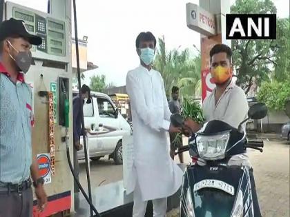 tokyo olypmic 2020 petrol pump owner giving petrol of rs 501whose name is neeraj in gujarat | नीरज नावाच्या व्यक्तींना मोफत पेट्रोल; Neeraj Chopra च्या सुवर्ण पदकानंतर पेट्रोल पंप चालकाची 'गोल्डन ऑफर'