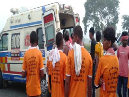 gujrat overspead car hit 12 onfooters for ambaji darshan six dead | गुजरातमध्ये भरधाव कारने 12 भाविकांना चिरडले, सहा जणांचा जागीच मृत्यू