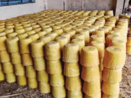 Decline in price of Jaggery in Kolhapur Agricultural Produce Market Committee, Farmers closed the deals | गुळाच्या दरात घसरण, कोल्हापुरात शेतकऱ्यांनी सौदे पाडले बंद