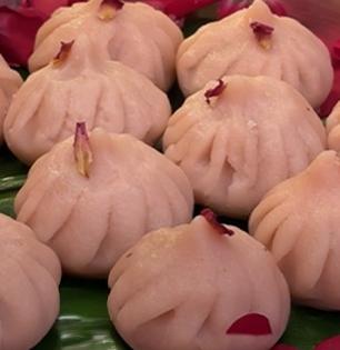 गणपती बाप्पाच्या नैवैद्यासाठी करा गुलाबी उकडीचे मोदक, सुंदर गोडगुलाबी मऊ मोदक करण्याची सोपी ट्रिक