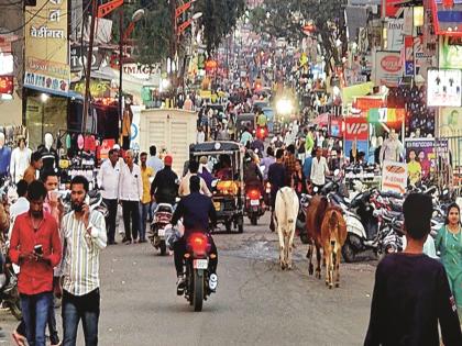 How should pedestrians walk? The footpath was stolen in Chhatrapati Sambhajinagar? CIDCO-Hudco encroachments, disappear in old city | छत्रपती संभाजीनगरात फुटपाथच गेले चोरीला? रस्ते अपघातात दरवर्षी होतो २०० नागरिकांचा मृत्यू