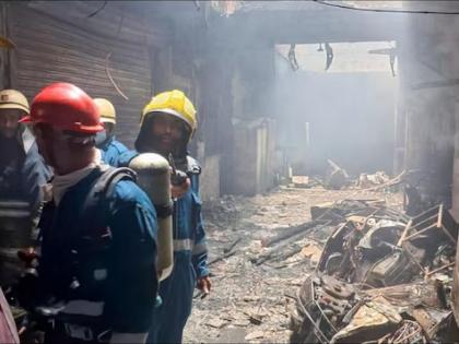 Massive fire breaks out near Gulzar House in Hyderabad, 9 dead; many seriously injured | हैदराबादमधील गुलजार हाऊसजवळ भीषण आग, १७ जणांचा होरपळून मृत्यू; अनेक जण गंभीर जखमी Massive fire breaks out near Gulzar House in Hyderabad, 9 dead; many seriously injured | हैदराबादमधील गुलजार हाऊसजवळ भीषण आग, १७ जणांचा होरपळून मृत्यू; अनेक जण गंभीर जखमी