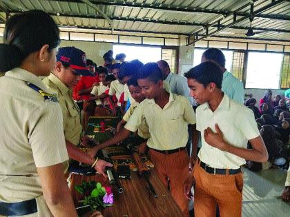 Police provided information on weapons, traffic rules to the students | विद्यार्थ्यांना शस्त्र, वाहतुकीच्या नियमांची पोलिसांनी दिली माहिती