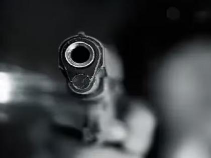 The distraught woman got out of the car, started firing a gun, then... | विवस्रावस्थेतील महिला कारमधून उतरली, बंदुकीतून धडाधड गोळ्या झाडू लागली, त्यानंतर...