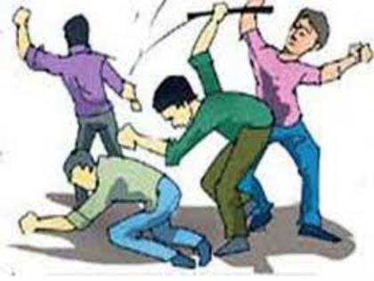 In a minor altercation, a man was beaten with a wooden stick and a case was registered against the three | किरकोळ वादातून लाकडी दांडक्याने केली एकाला मारहाण, तिघांच्या विरोधात गुन्हा दाखल