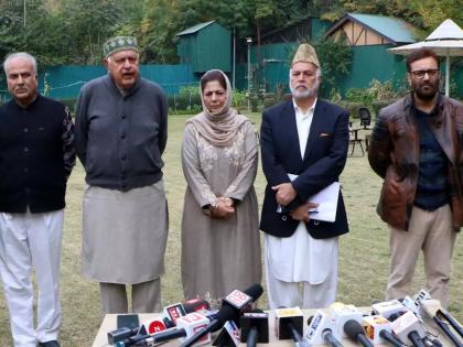 bjp central government is afraid of the unity of pagd alliance mehbooba mufti | Mehbooba Mufti : "गुपकर आघाडीच्या एकजुटीची केंद्र सरकारला भीती," मेहबुबा मुफ्तींचा निशाणा