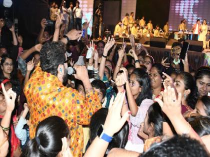 Ratnagirikar danced with Avadhoot Gupte, concluding the Mahasanskrit Mahotsav | त्यानं विचारलं, ‘पाव्हणं जेवला काय..’ अन् प्रेक्षकांनी खुर्च्या सोडल्या