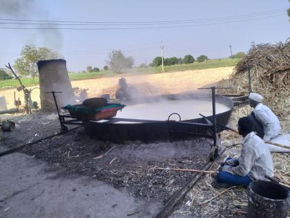 Fearing that the sugarcane would dry up due to lack of water, farmers turned towards Gurhala | पाण्याअभावी ऊस वाळण्याची भिती, गुऱ्हाळाकडे वळली शेतकऱ्यांची पाऊले