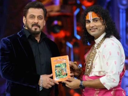 Aniruddhacharya Maharaj arrives at the premiere of Bigg Boss 18 presents Bhagwad Gita to Salman | Bigg Boss18 च्या प्रीमियरला आले अनिरुद्धाचार्य महाराज, सलमानला भेट दिली भगवद् गीता