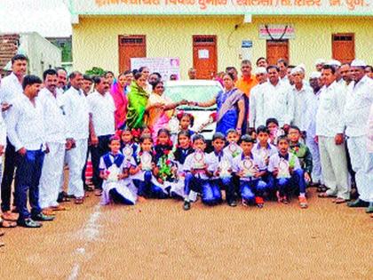  Honoring the 'Guru' by visiting fourchakas from parents | पालकांकडून चक्क चारचाकी गाडी भेट देऊन ‘गुरूं’चा सन्मान