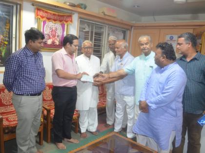 11 lakh assistance for flood victims from Karanja Gurumindar Trustees | कारंजा गुरूमंदीर विश्वस्तांकडून पूरग्रस्तांसाठी ११ लाखांची मदत