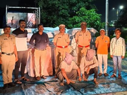 Cage police's film style action; Gutkha worth 74 lakhs seized after chasing truck | केज पोलिसांची फिल्मी स्टाईल कारवाई; ७४ लाखांचा गुटखा ट्रकचा पाठलाग करून पकडला