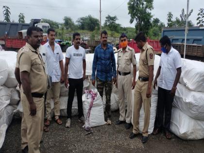 Smuggling of gutkha under grain; Gutkha worth Rs 34 lakh seized at Shahagad | धान्याच्या आडून गुटख्याची तस्करी; शहागड येथे ३४ लाखाचा गुटखा जप्त