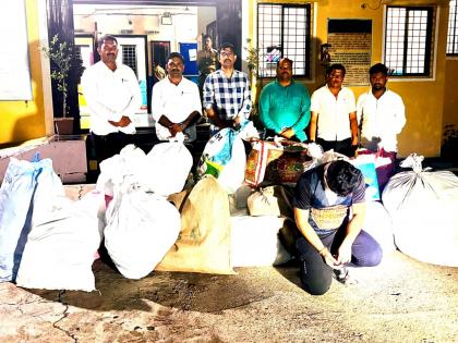 Beed: Gutkha sold at grocery shop near police station in Wadvani; Stock worth lakhs seized | Beed: वडवणीत माफियांची हिंमत वाढली; पोलिस ठाण्याच्या समोरच गुटख्याचे गोदाम Beed: Gutkha sold at grocery shop near police station in Wadvani; Stock worth lakhs seized | Beed: वडवणीत माफियांची हिंमत वाढली; पोलिस ठाण्याच्या समोरच गुटख्याचे गोदाम