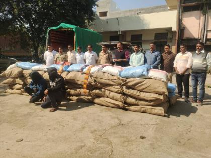 Gutkha worth 42 lakhs seized along with two vehicles near Shendwad; Action by local crime branch | शेंदवडजवळ दोन वाहनांसह ४२ लाखांचा गुटखा जप्त; स्थानिक गुन्हे शाखेची कारवाई