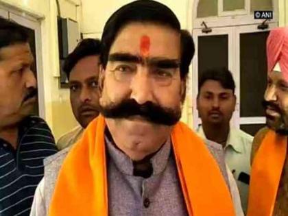 Nehru Ate Beef And Pork, he Cannot be Pandit, Says BJP MLA Gyan Dev Ahuja | गोमांस खाणारे जवाहर नेहरू ‘पंडित’ नव्हते, भाजपा आमदाराचं वादग्रस्त वक्तव्य