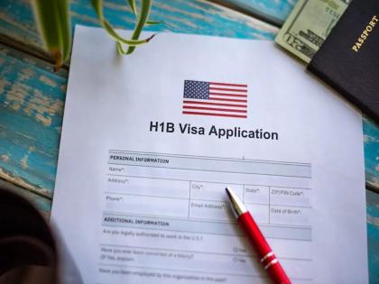 New H-1B visa fee for new applicants only; Trump administration clarifies on visa fee hike | नव्या अर्जदारांसाठीच नवे ‘एच-१बी’ व्हिसा शुल्क; ट्रम्प प्रशासनाचा व्हिसा शुल्कवाढीवर खुलासा New H-1B visa fee for new applicants only; Trump administration clarifies on visa fee hike | नव्या अर्जदारांसाठीच नवे ‘एच-१बी’ व्हिसा शुल्क; ट्रम्प प्रशासनाचा व्हिसा शुल्कवाढीवर खुलासा